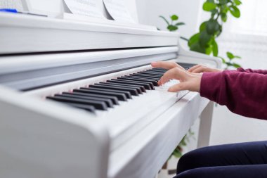Genç kızın piyano elinde yakın çekim
