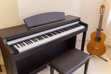 Modern ahşap siyah piyano müzik classrom klasik gitar ile içinde 