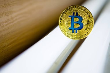 Cryptocurrency fiziksel altın bitcoin üzerinde neon tüplerde kapalı üzerinde
