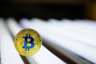 Cryptocurrency fiziksel altın bitcoin üzerinde neon tüplerde kapalı üzerinde