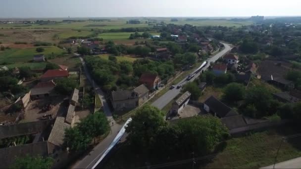Transport de l'hélice du moulin à vent à travers la ville, images aériennes par drone 