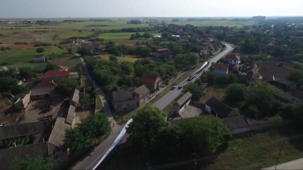 Transportando hélice de molino de viento a través de la ciudad, imágenes aéreas de aviones no tripulados — Vídeos de Stock