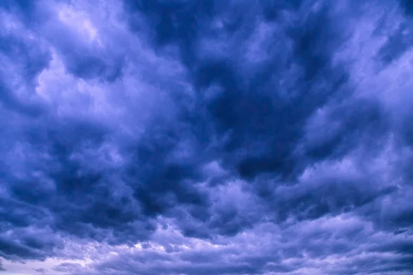 Pozadí tmavě zatažené obloze před bouři hrom — Stock fotografie