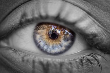 Siyah beyaz resim renkli gözlü kapatın. Görüntüyü 