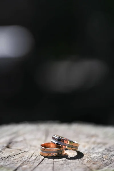 Macro close-up de duas alianças de casamento em madeira — Fotografia de Stock