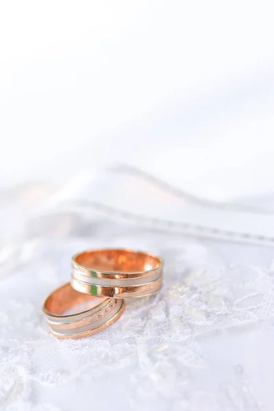 Dois anéis de casamento de bronze em tecido branco — Fotografia de Stock