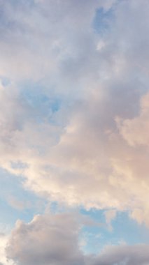 Gün batımından hemen önce bulutlu mavi gökyüzü