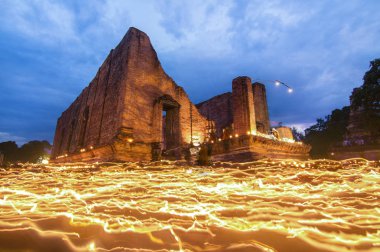 Budistler güzel alev mum ışığı akşam büyük antik tapınak hareket ediyor.