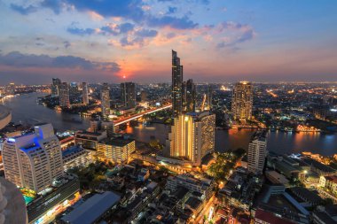 Bangkok şehir yüksek düzeyinden Nehri yakınında günbatımı Zamanı