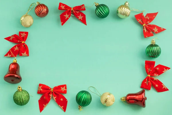 Composição de Natal de brinquedos bolas arcos sinos decorações sobre papel de hortelã fundo com espaço de cópia . — Fotografia de Stock