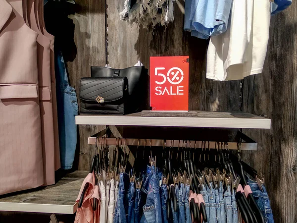 Tienda de mesa 50 por ciento de descuento en tienda de ropa al por menor. Liquidación, venta, viernes negro . — Foto de Stock