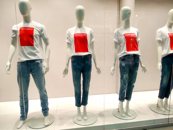 Maniquíes con camisetas blancas con texto rojo Venta en escaparate tienda de ropa . — Foto de Stock