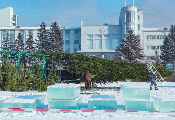 Ulan-Ude, Rusia, 12.04.2019: Arreglo festivo de la plaza principal de la ciudad en Año Nuevo. Los trabajadores instalan un árbol de Navidad . — Foto de Stock