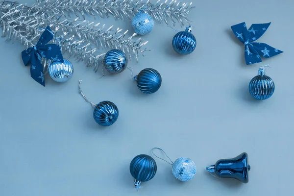 Bolas de Natal arcos sinos decorações e galhos de árvore de prata. Cor conceito na moda do ano 2020 Classic Blue . — Fotografia de Stock
