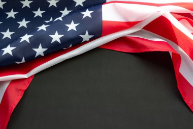 Siyah arkaplanda fotokopi alanı olan Usa bayrağı. Vatansever tatil kavramı
