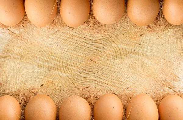 Πάσχα, έννοια υγιεινής διατροφής σε ένα πανό με χώρο αντιγραφής. Κάτοψη καφέ μπεζ αυγών σε εγκάρσια τομή κορμού δέντρου. — Φωτογραφία Αρχείου