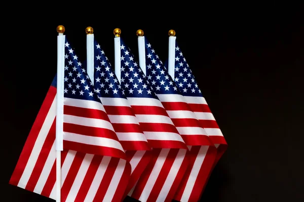 黑色背景上的美国桌面国旗 爱国假日的概念 独立人士 纪念馆 退伍军人 专栏作家 — 图库照片