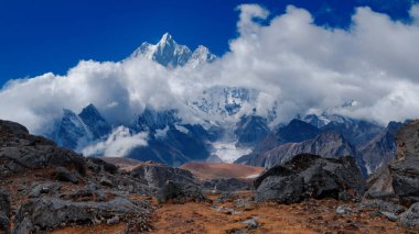 Everests Doğu yüzü manzara. Everest Dağı yansıma Tsoshutrima bak.