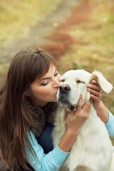 ラブラドル ・ レトリーバー犬の所有者と — ストック写真