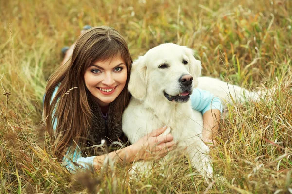 Labrador retriever con propietario — Foto de Stock