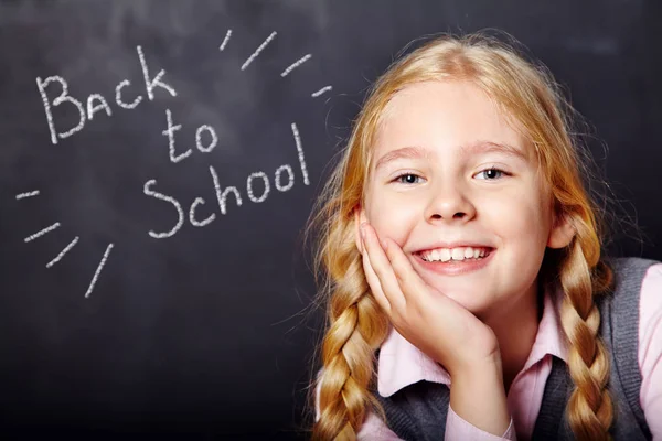 Colegiala en pizarra fondo — Foto de Stock