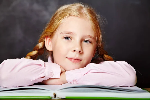 Skolejente med bok – stockfoto