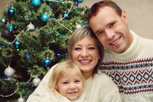Ung familj firar jul hemma — Stockfoto