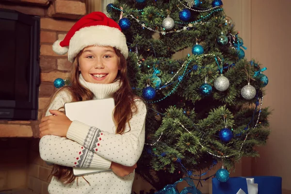 Roztomilý dospívající dívka u vánočního stromu — Stock fotografie