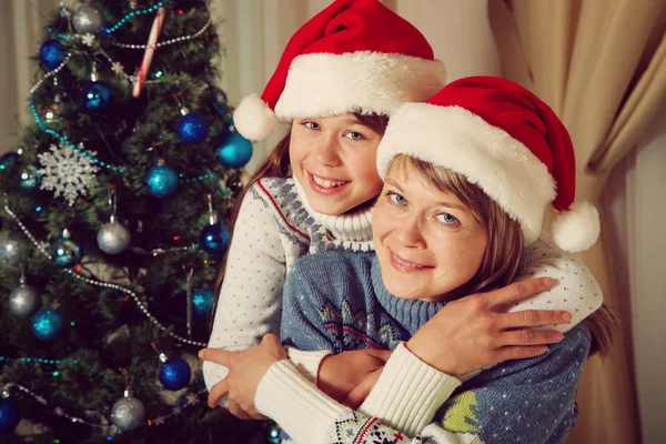 Mutter und Tochter im Weihnachtsmann-Hut — Stockfoto