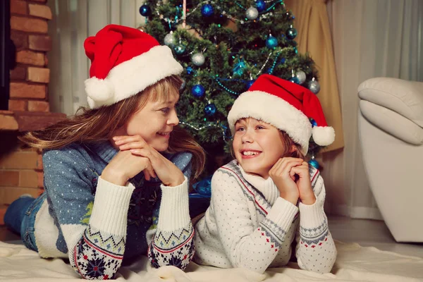 Mutter und Tochter im Weihnachtsmann-Hut — Stockfoto