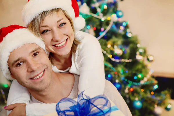 genç bir çift bir hediye kutusu