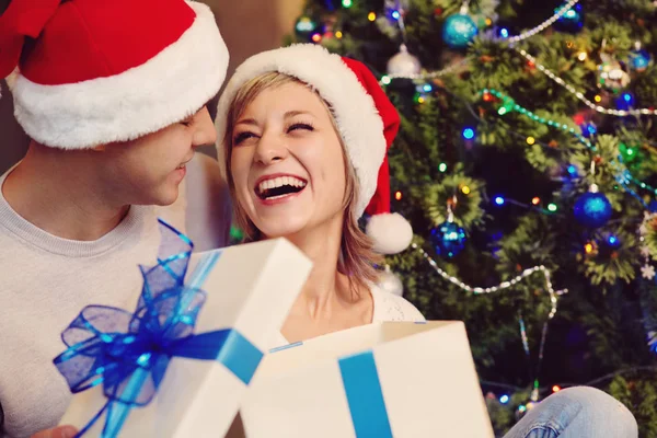 Jeune couple avec une boîte cadeau — Photo