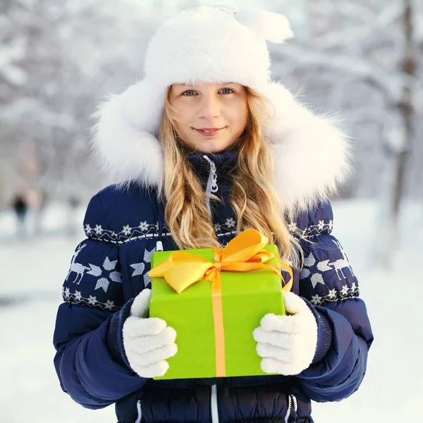 Dospívající dívka s darem v jejich rukou — Stock fotografie