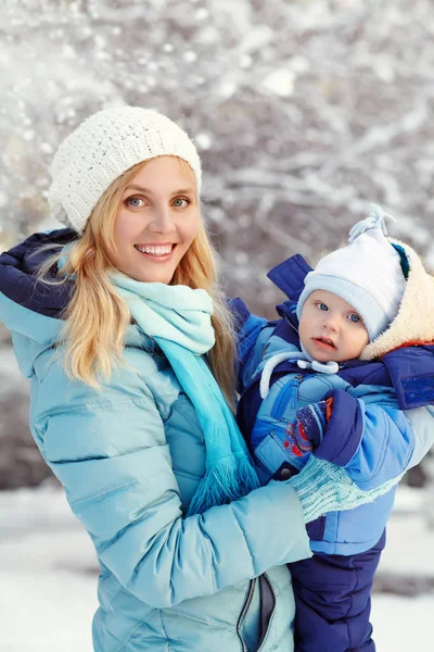 Mãe feliz e bebê no parque de inverno — Fotografia de Stock
