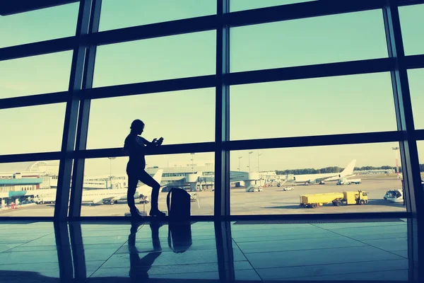 Businesswoman at the airport — Stock Photo, Image