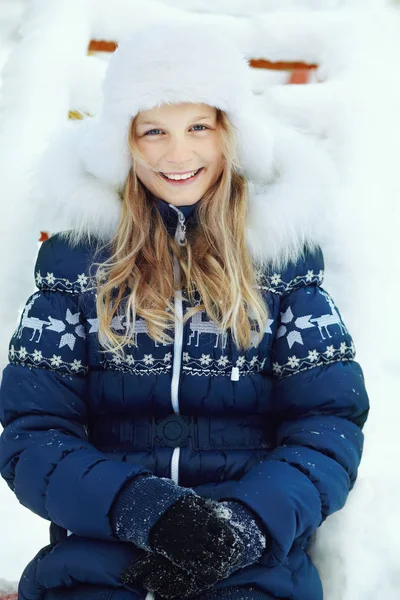 Chica en el invierno. adolescente al aire libre —  Fotos de Stock