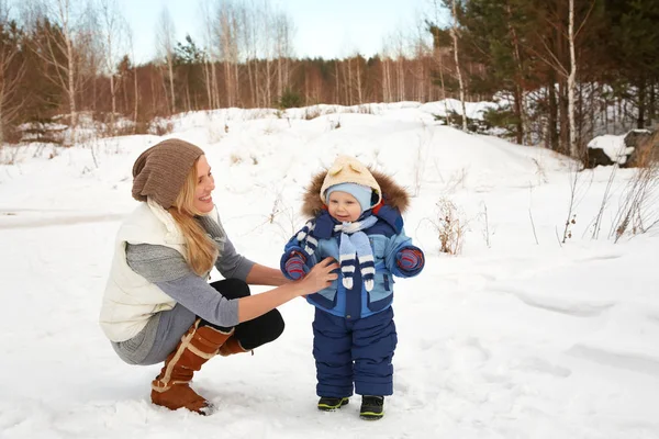 Mother and baby in winter — Stock Photo, Image