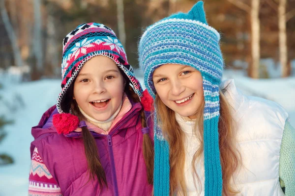 Zwei Freundinnen, die im Winter wandern — Stockfoto