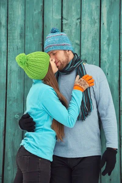 Paar verliefd buiten in de winter — Stockfoto