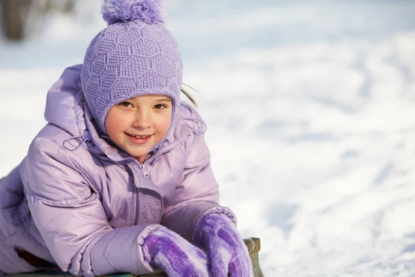 Menina engraçada no inverno — Fotografia de Stock