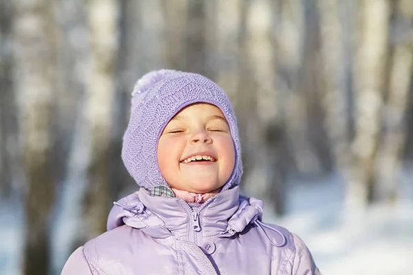 Lustiges kleines Mädchen im Winter — Stockfoto