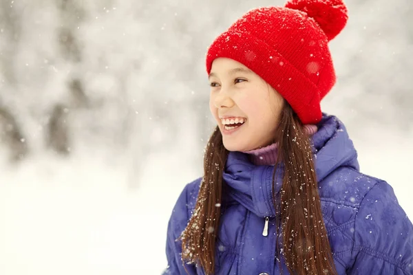 Portrait d'une jolie fille en hiver — Photo