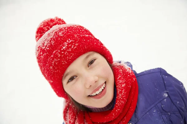 冬にかわいい女の子の肖像画 — ストック写真
