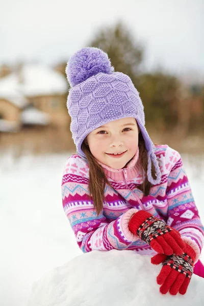 Dziecko budowa snowman — Zdjęcie stockowe