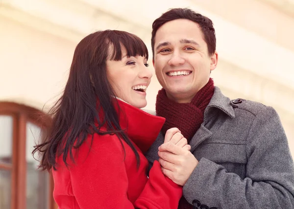 Jeune couple amoureux en plein air — Photo