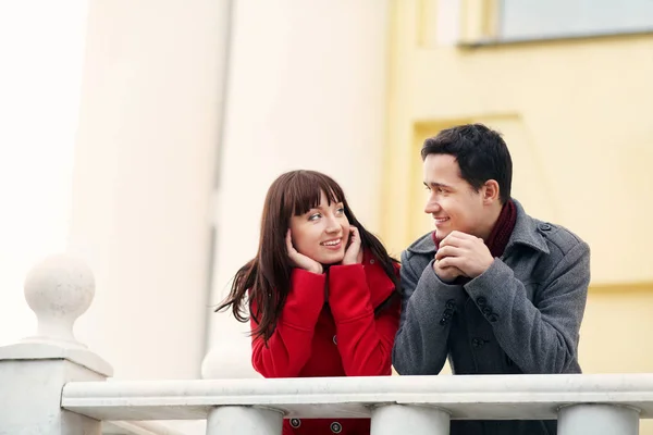 Jeune couple amoureux en plein air — Photo