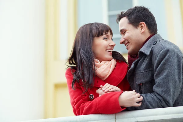 Jeune couple amoureux en plein air — Photo