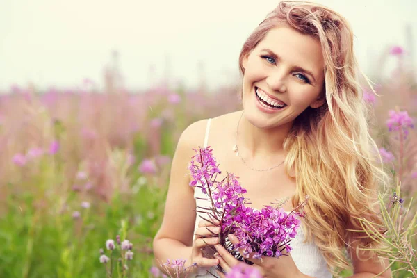 Retrato al aire libre de una mujer hermosa — Foto de Stock