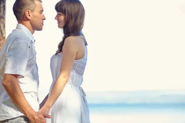 Pareja enamorada en la naturaleza —  Fotos de Stock