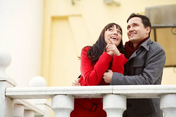 Casal feliz no amor ao ar livre — Fotografia de Stock